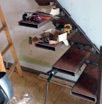 Svävande trappa: Vangstycket är monterat Svävande trappa: Vangstycket är monterat